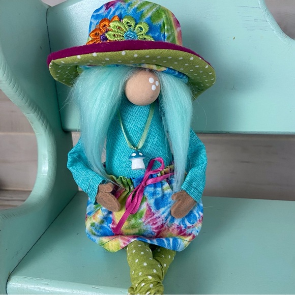 🚫SOLD🚫Tie Dye Hippie Gnome Girl Shelf Sitter Home Decor Hat Bendable Arms Legs - Picture 5 of 13